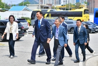 모범이장단 선진지견학 격려