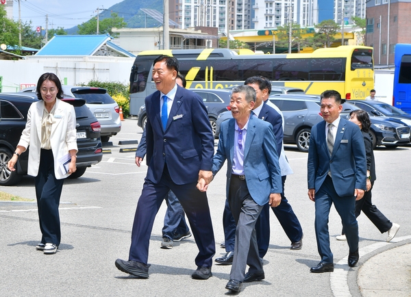 모범이장단 선진지견학 격려