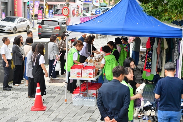 한국부인회 아나바다 행사 격려 방문