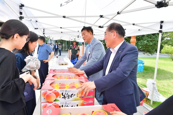 국회 복숭아 판매