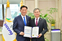 모범납세자 표창장 전달