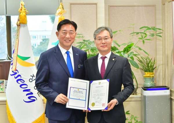 모범납세자 표창장 전달